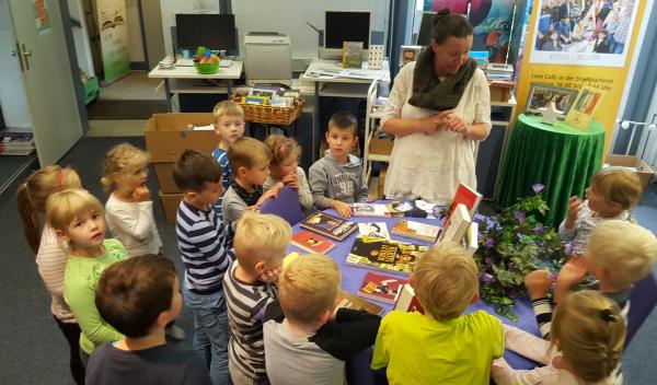 Die SchultütenClub-Kinder besuchen die Bücherei der Stadt Gevelsberg